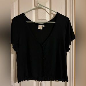 Live in the Moment boutique, soft, slightly cropped, lettuce trim, size large